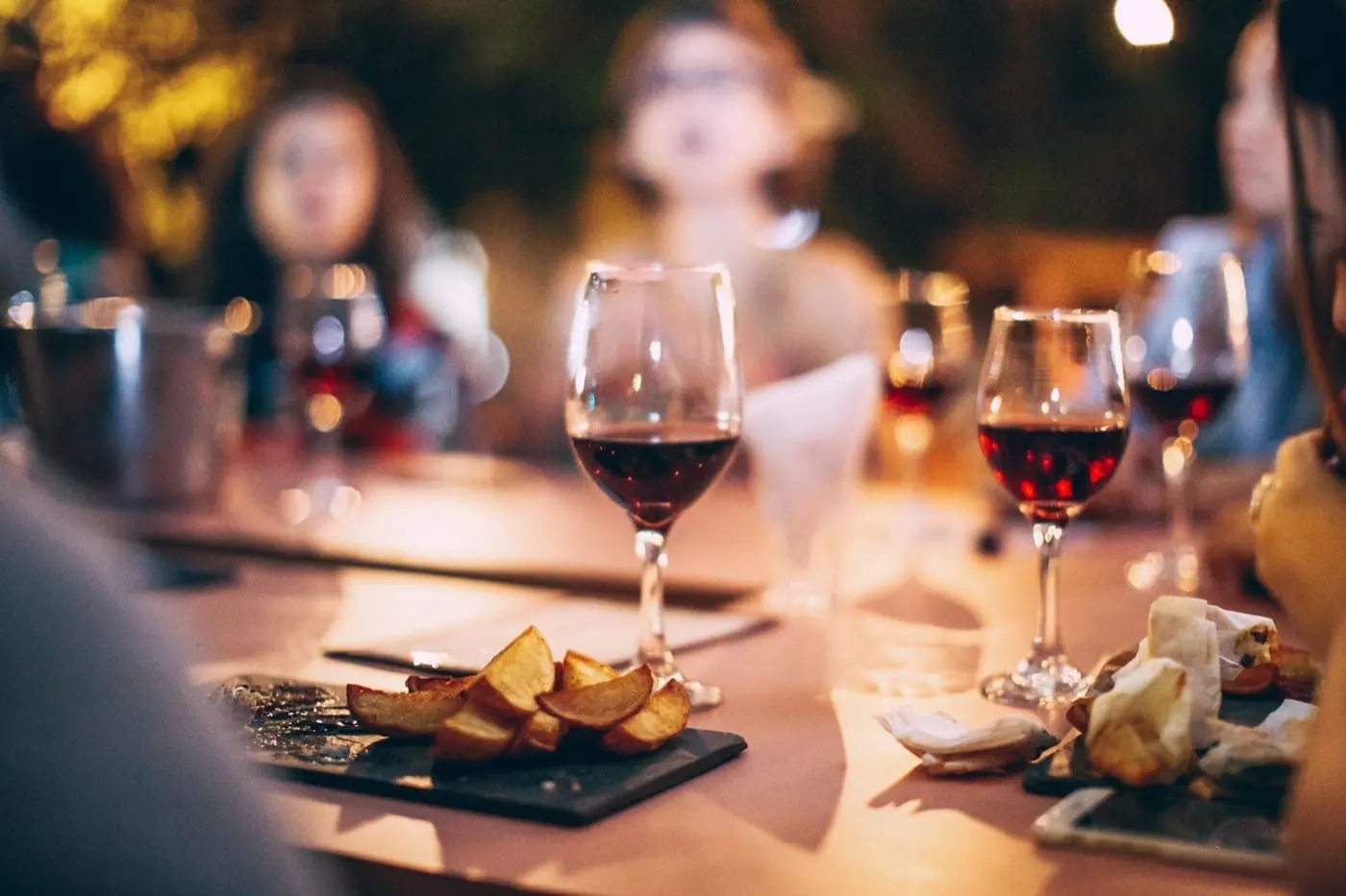 Calici di rosso a tavola